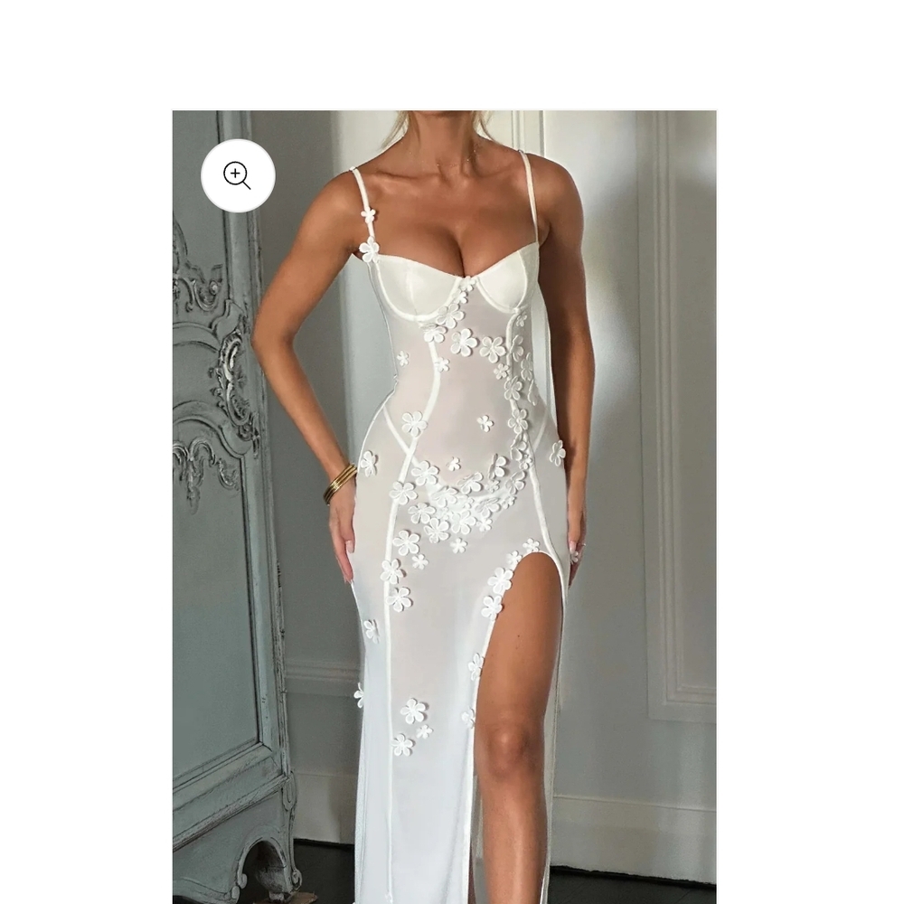 Chic White Floral Appliqué Maxi Dress